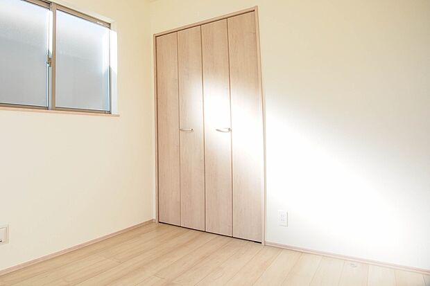 2面窓のある風通しの良いお部屋は心も体も元気にしてくれます。自分だけのお部屋作りを楽しんでみては。