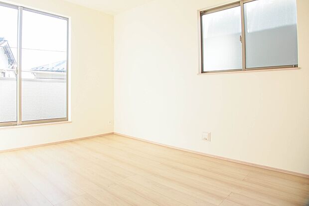 2面窓のある風通しの良いお部屋は心も体も元気にしてくれます。自分だけのお部屋作りを楽しんでみては。