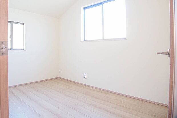 各部屋を最大限に広く使って頂ける様、全居住スペースに収納付。プライベートルームはゆったりと快適に。