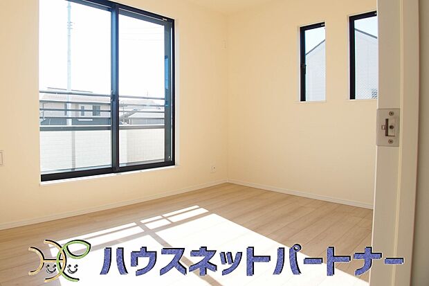 2面窓のお部屋は明るい日差しが2方向から差し込み、四季折々の風を感じられます。