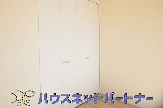 壁面クローゼットのメリットは、衣類が横一列に並ぶためひと目で洋服が選びやすいこと。衣類をたくさんお持ちの方も、限られたスペース内に無理なく収納することができます。
