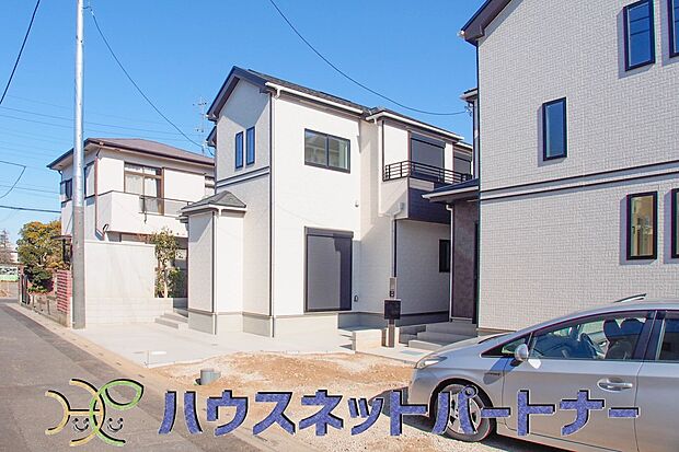 街に溶け合う美しい景観と、採光や風通しを考えて設計された間取り。近隣の視線を考え調整した窓位置など、外観だけでなく、住まうご家族の心地よさを最優先しました。