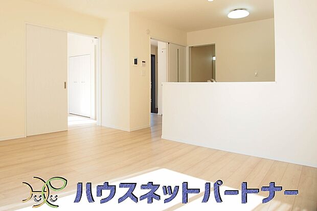 明るく開放的なダイニング。家族とのコミュニケーションが取りやすく、みんなの笑顔が溢れます