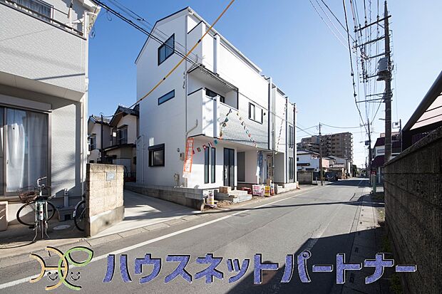 玄関前に季節のお花を置いて可愛く演出してみてはいかがですか。来客が憧れる玄関造りを楽しんで下さい。
