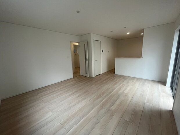 うららかな陽射しがどのお部屋にも降り注ぎますように、快適さを追求した間取設計。得難い立地環境での生活を恵みの豊かな永住の地へと変えてくれます。