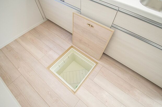 使う季節が限られる土鍋や重箱など、頻繁に出し入れしないものをしまうのに便利。