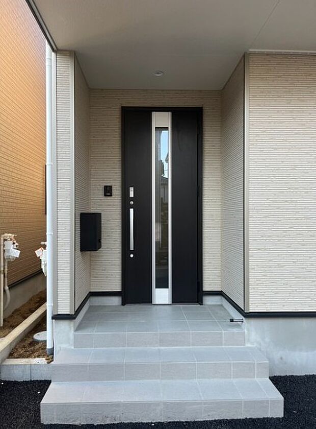 上質感漂う玄関へのアプローチ。居住者の帰り、訪れる方を優しく迎える・安らぎに満ちた生活空間を予感させる。健やかな暮らしを楽しめそう。