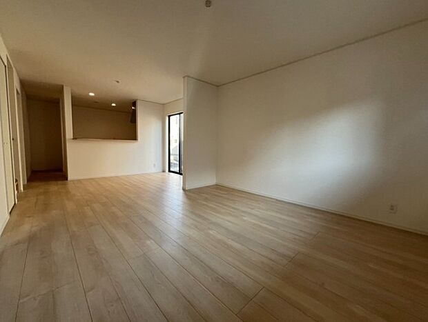 うららかな陽射しがどのお部屋にも降り注ぎますように、快適さを追求した間取設計。得難い立地環境での生活を恵みの豊かな永住の地へと変えてくれます。