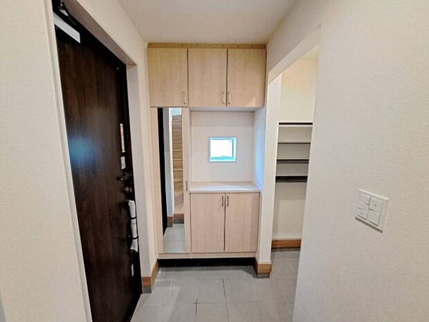 大型のシューズボックスには靴やブーツ、サンダルはもちろん、ハンカチや手袋、バック類などのお出かけ用品、印鑑や朱肉なども収納可能です。