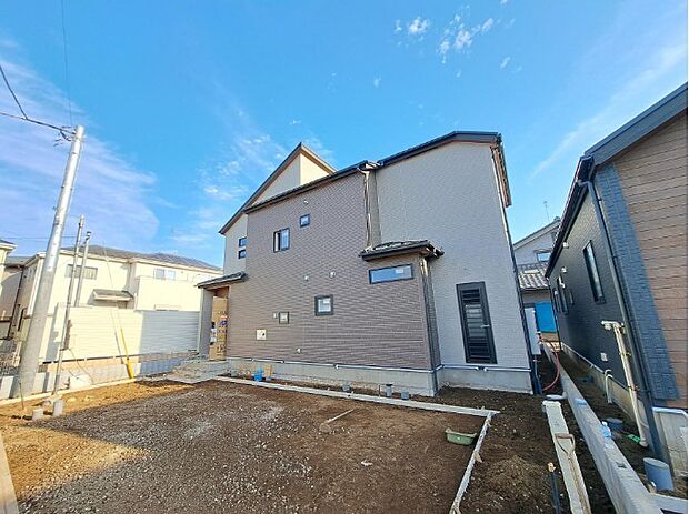 街に溶け合う美しい景観と、採光や風通しを考えて設計された間取り。近隣の視線を考え調整した窓位置など、外観だけでなく、住まうご家族の心地よさを最優先しました。