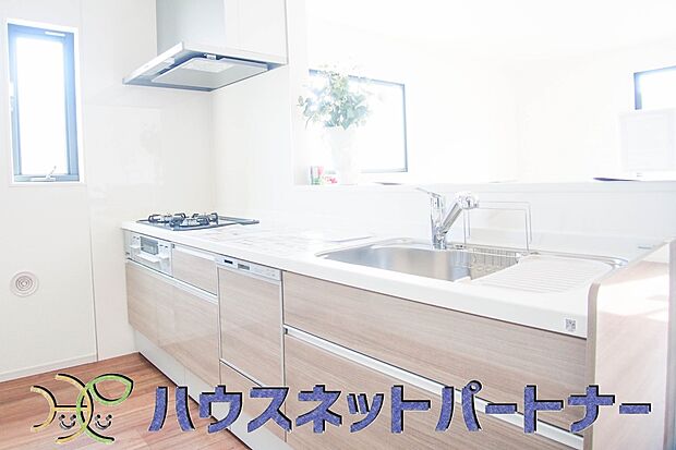 三口コンロで料理の幅を拡げてくれる使いやすいシステムキッチンを採用。洗い場も大きいので野菜や食器を洗ったりする際にも捗り、奥様の強い味方となってくれるはずです。