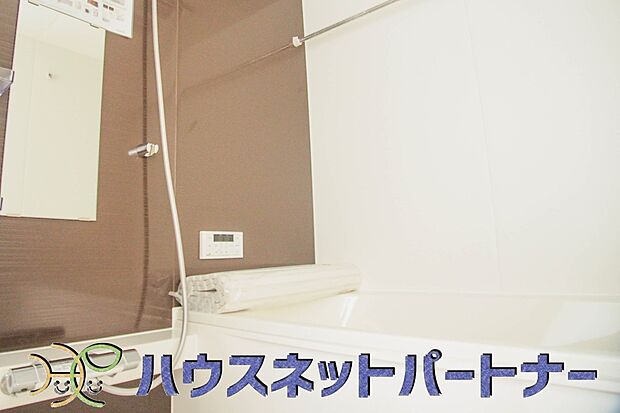 高級感溢れるカラーと大きさ・柔らかな曲線で構成された半身浴も楽しめるバスタブが心地よさをもたらします。