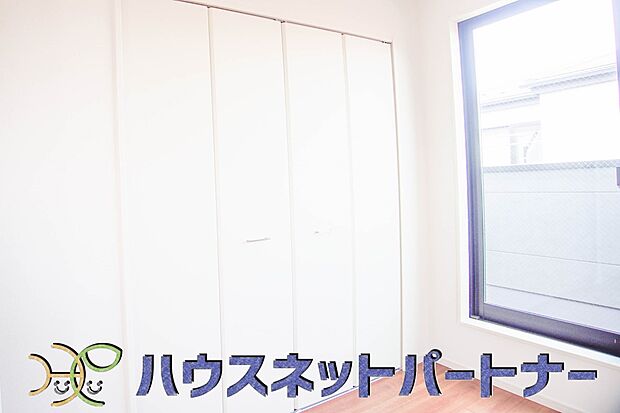 壁面クローゼットのメリットは、衣類が横一列に並ぶためひと目で洋服が選びやすいこと。衣類をたくさんお持ちの方も、限られたスペース内に無理なく収納することができます。