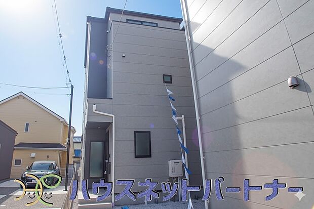 街に溶け合う美しい景観と、採光や風通しを考えて設計された間取り。近隣の視線を考え調整した窓位置など、外観だけでなく、住まうご家族の心地よさを最優先しました。