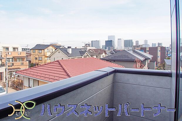 朝の澄んだ空気や、夕方に吹く清々しい風を五感で感じられるバルコニー。住まいの中で唯一屋外にあって、本当の自然を感じられるスペースです。