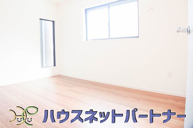 2面窓のある風通しの良いお部屋は心も体も元気にしてくれます。自分だけのお部屋作りを楽しんでみては。