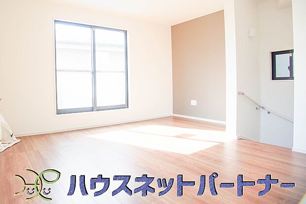 カウンターキッチンなら、リビングで遊ぶ子供の様子を見ながら料理ができるので安心です。料理を運んでもらったり、子供にお手伝いしてもらいやすいのもいいですね♪