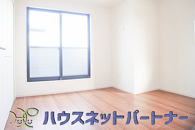 独立性を高めたお部屋。たっぷりの収納も配備しており、片付いた空間を現実出来そう。陽光も降り注ぐ明るく開放的な空間が魅力的。