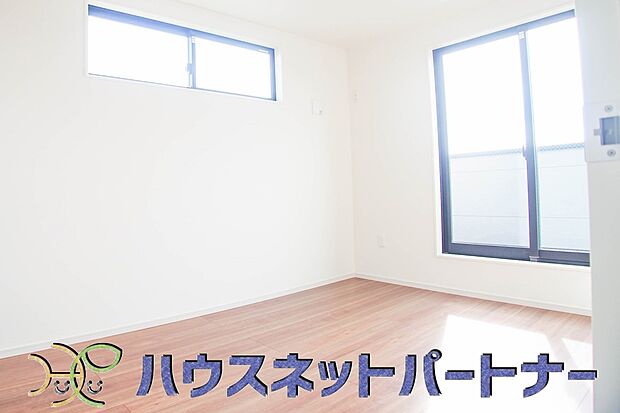 意外と場所をとるアイロンがけや、洗濯物をたたむときにも広々と使うことができ、ちょっと一休みしたい時、すぐに横になれることも魅力ですよね。また、来客時に客間や宿泊部屋として活用できます。