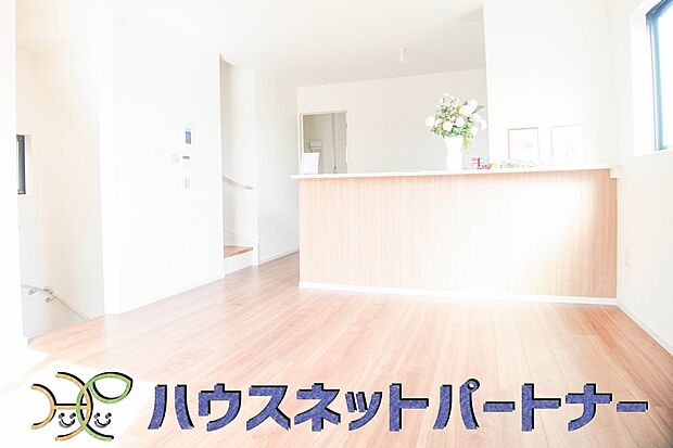 リビングは、食事スペースと寛げる場所設けてもまだ余裕の広さ。明るい光が照らしてくれます。