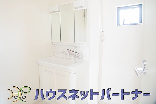 大きく見やすい三面鏡で清潔感ある洗面台は、身だしなみチェックや肌のお手入れに最適です。何かと物が増える場所だからこそ、スッキリと見映えの良い空間に拵えました。