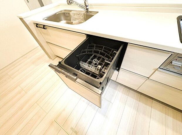 ビルトイン食器洗乾燥機完備。家事のお手伝いをしてくれる奥様の味方です。食器を洗っている間にお掃除など、様々なシーンで家事の時短に役立つ食洗機。省スペースのビルトインタイプを採用致しました。