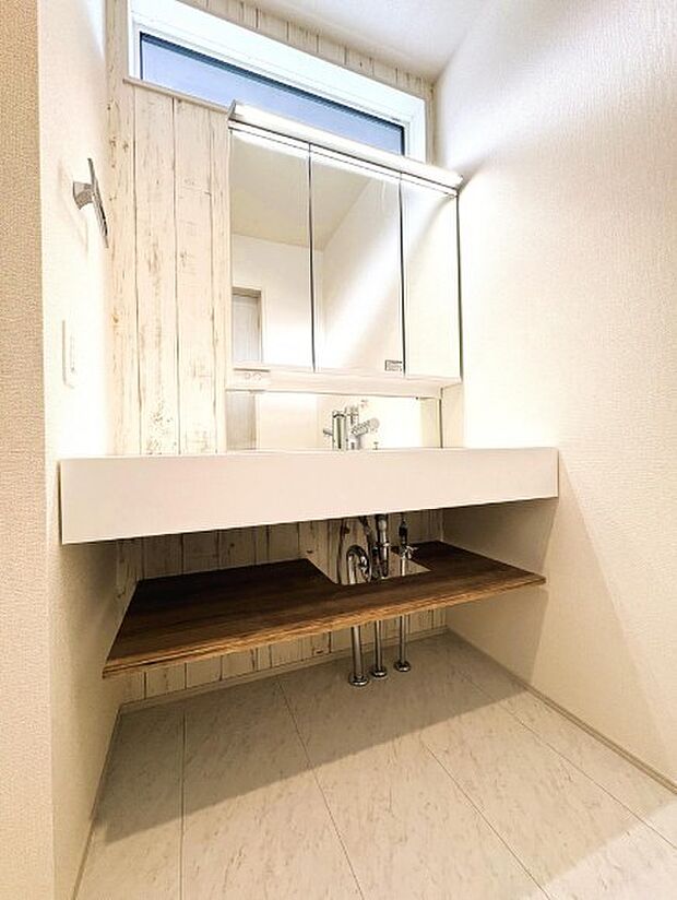 大きく見やすい三面鏡で清潔感ある洗面台は、身だしなみチェックや肌のお手入れに最適です。何かと物が増える場所だからこそ、スッキリと見映えの良い空間に拵えました。