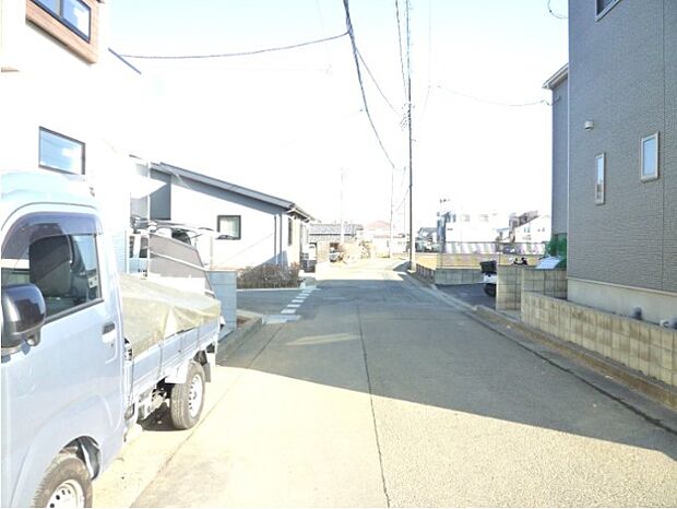 前面道路の日当たりの良い明るいお家。