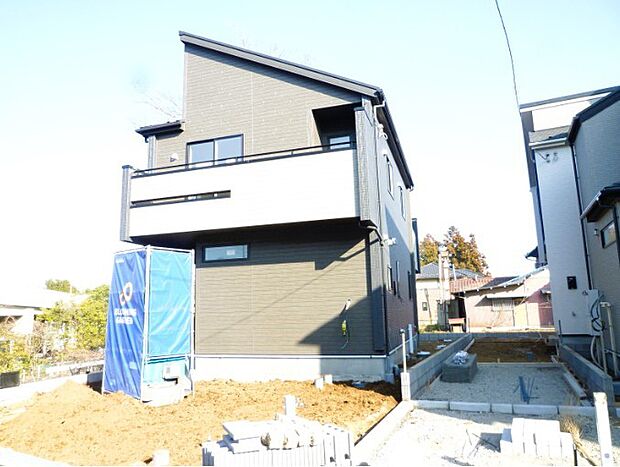 街に溶け合う美しい景観と、採光や風通しを考えて設計された間取り。近隣の視線を考え調整した窓位置など、外観だけでなく、住まうご家族の心地よさを最優先しました。