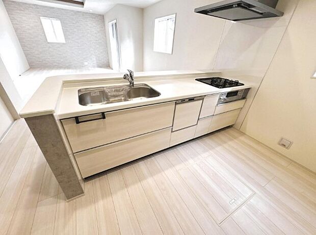 カウンターキッチンなら、リビングで遊ぶ子供の様子を見ながら料理ができるので安心です。料理を運んでもらったり、子供にお手伝いしてもらいやすいのもいいですね♪