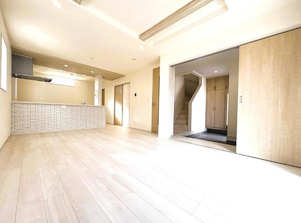 通風・採光に優れ、心地よい光と風が溢れています。 贅沢で豊かな居住性と、プライドを満たすクオリティが見事に調和した住空間。新築ならではの快適なひとときをご体感頂ける筈です。