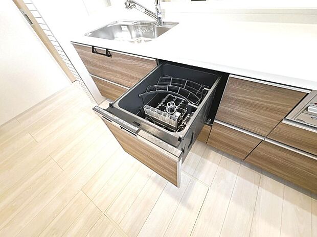 ビルトイン食器洗乾燥機完備。家事のお手伝いをしてくれる奥様の味方です。食器を洗っている間にお掃除など、様々なシーンで家事の時短に役立つ食洗機。省スペースのビルトインタイプを採用致しました。