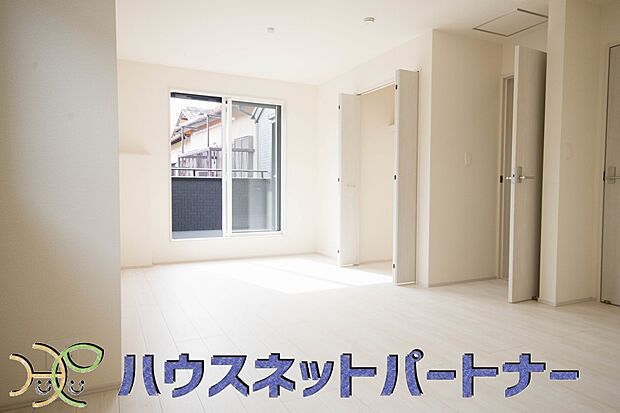 将来部屋を間仕切りすることを想定し、1フロアにドアを2つ設置してあります。購入時は使い勝手のいい大きなワンルームとして使用し、お子様が成長した際に2部屋としてご利用いただけます。