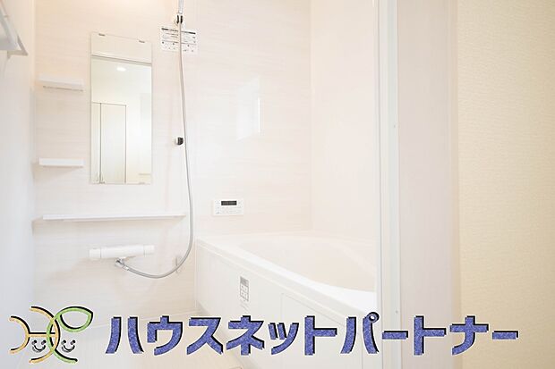 心地よいバスタイムを演出する浴室はゆとりあるサイズを採用。保温機能付き、汚れをはじく有機ガラス系の新素材を採用した浴室。美しく機能的な設備を採用。