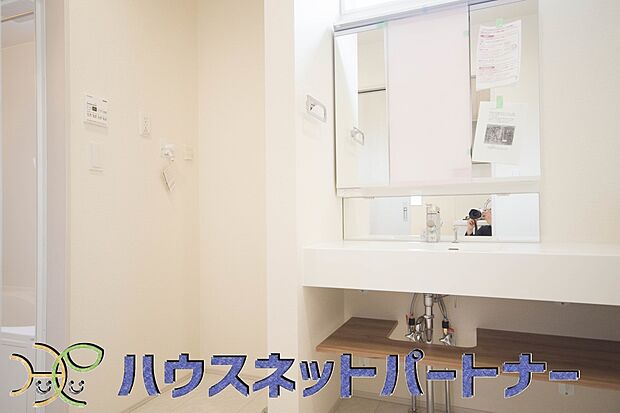 明るい清潔感のある洗面所は、鏡も大きくシンクが広々。朝の支度も楽にこなせます。