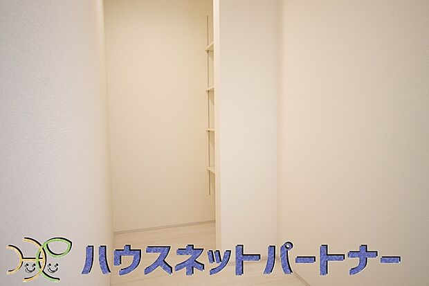 パントリー(食料庫)常温保存できるパン、お米、調味料、缶詰など、日常的に使うものや未開封の食品の収納にぴったり。棚にものを並べて収納すれば、何が足りないのかひと目で確認できます。