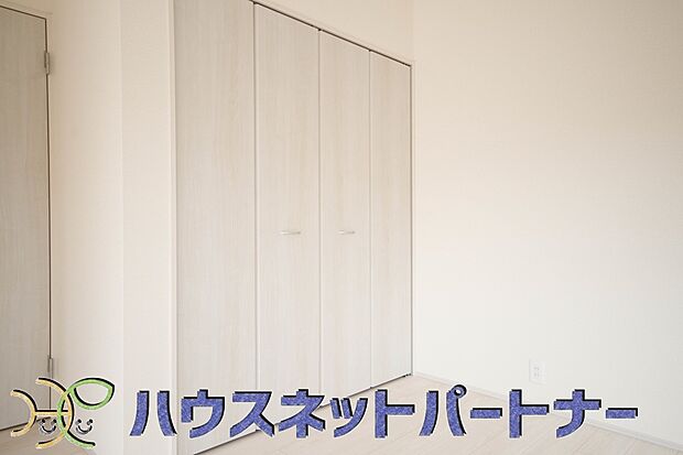 壁面クローゼットのメリットは、衣類が横一列に並ぶためひと目で洋服が選びやすいこと。衣類をたくさんお持ちの方も、限られたスペース内に無理なく収納することができます。
