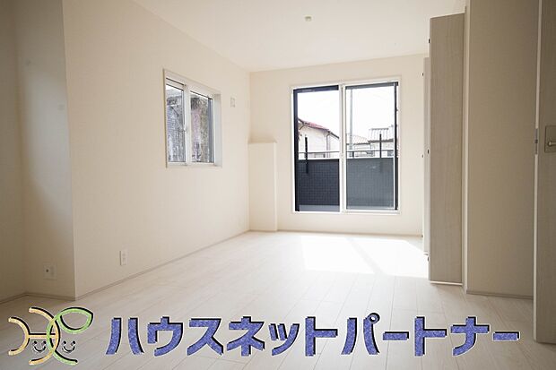 2面窓のある風通しの良いお部屋は心も体も元気にしてくれます。自分だけのお部屋作りを楽しんでみては。