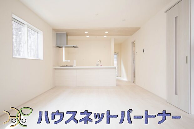 明るく開放的なオープンキッチン。家族とのコミュニケーションが取りやすく、みんなの笑顔が溢れます。