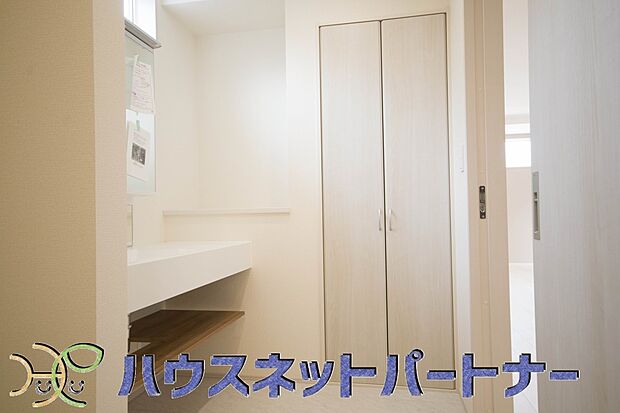 洗面室のある脱衣所は広々。脱いだお洋服をそのままお洗濯。