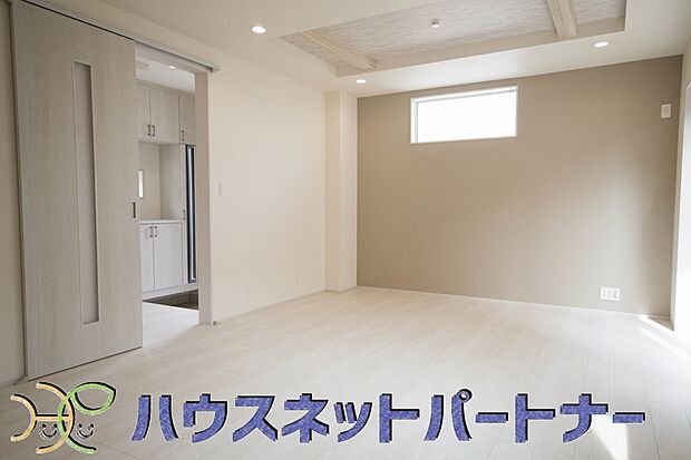 リビングは、食事スペースと寛げる場所設けてもまだ余裕の広さ。明るい光が照らしてくれます。