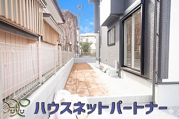 庭スペース。一戸建ての醍醐味は、何といっても庭があること。花や野菜を育てたり、子供と遊んだり、お客様を迎えたり…。大切なペットと過ごす心地良いスペースにもなりますね。便利な外水栓付き。