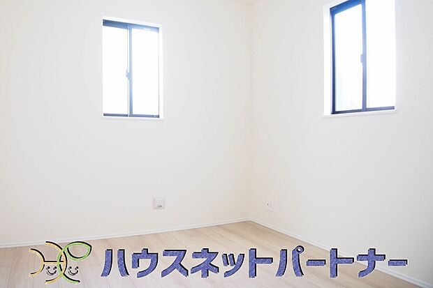 明るい窓のあるお部屋は子供部屋にぴったり。可愛い家具で素敵なお部屋に。