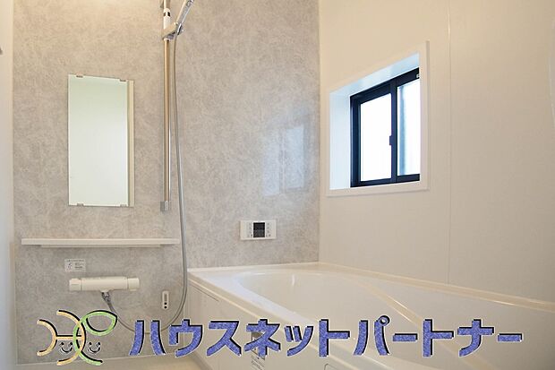 高級感溢れるカラーと大きさ・柔らかな曲線で構成された半身浴も楽しめるバスタブが心地よさをもたらします。