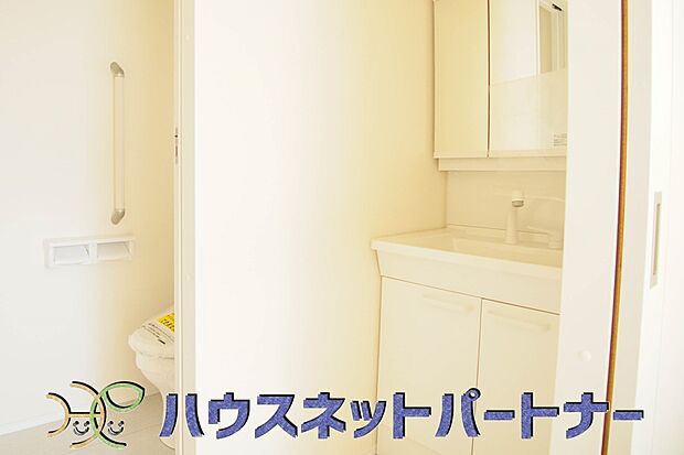 洗面室のある脱衣所は広々。脱いだお洋服をそのままお洗濯。