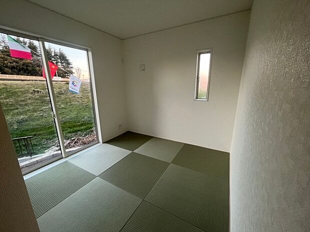 畳には音を吸収する作用があるので、元気いっぱいのお子さんの遊び場所として、最適な空間となるでしょう。また、クッション性があるのでお子さんが転んでケガをするリスクを軽減してくれます。