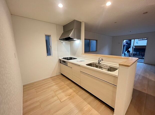 カウンターキッチンなら、リビングで遊ぶ子供の様子を見ながら料理ができるので安心です。料理を運んでもらったり、子供にお手伝いしてもらいやすいのもいいですね♪