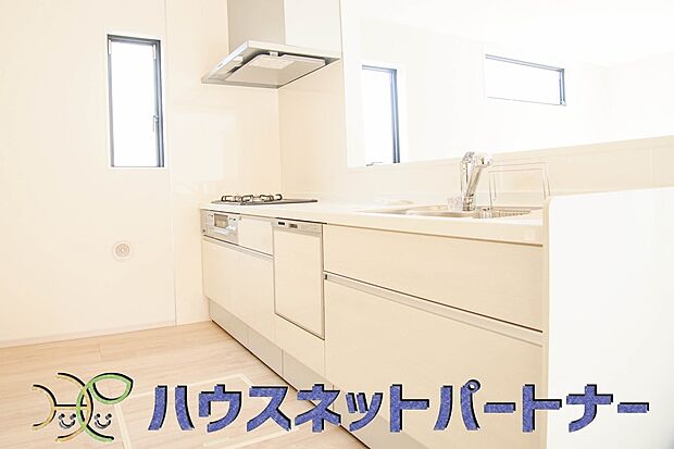 三口コンロで料理の幅を拡げてくれる使いやすいシステムキッチンを採用。洗い場も大きいので野菜や食器を洗ったりする際にも捗り、奥様の強い味方となってくれるはずです。