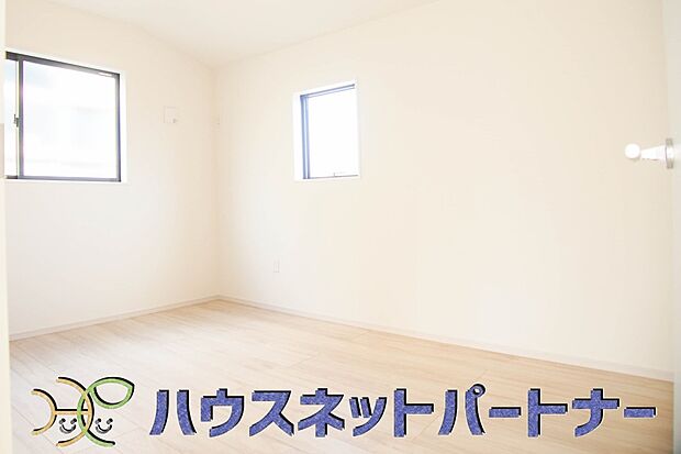 明るい窓のあるお部屋は子供部屋にぴったり。可愛い家具で素敵なお部屋に。