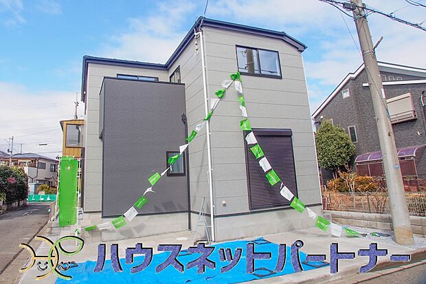 街に溶け合う美しい景観と、採光や風通しを考えて設計された間取り。近隣の視線を考え調整した窓位置など、外観だけでなく、住まうご家族の心地よさを最優先しました。